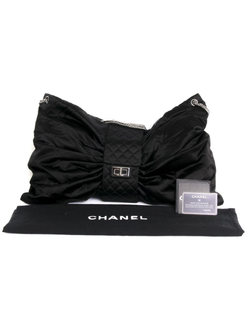 Sac CHANEL en satin de soie noir