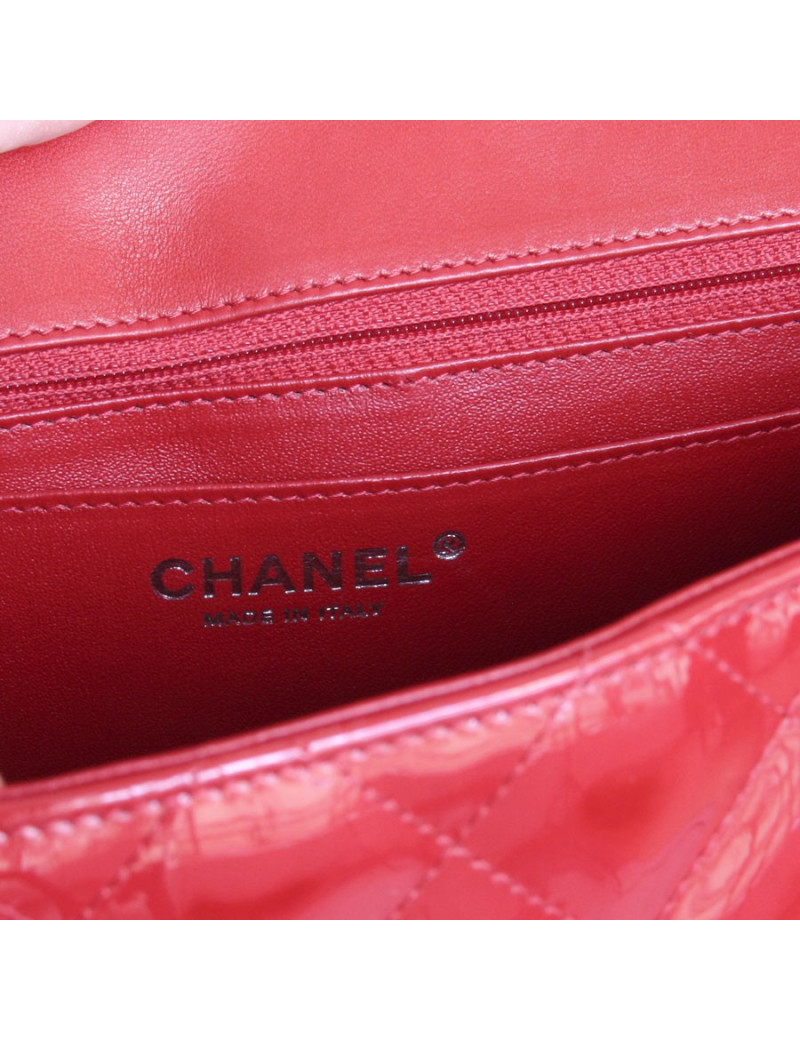 CHANEL Jumbo red patent leather bag