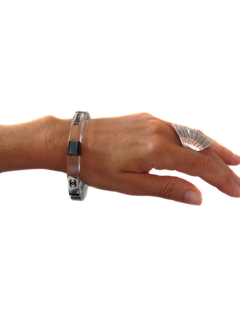 Bracelet CHANEL en plexi transparent et nacre foncée