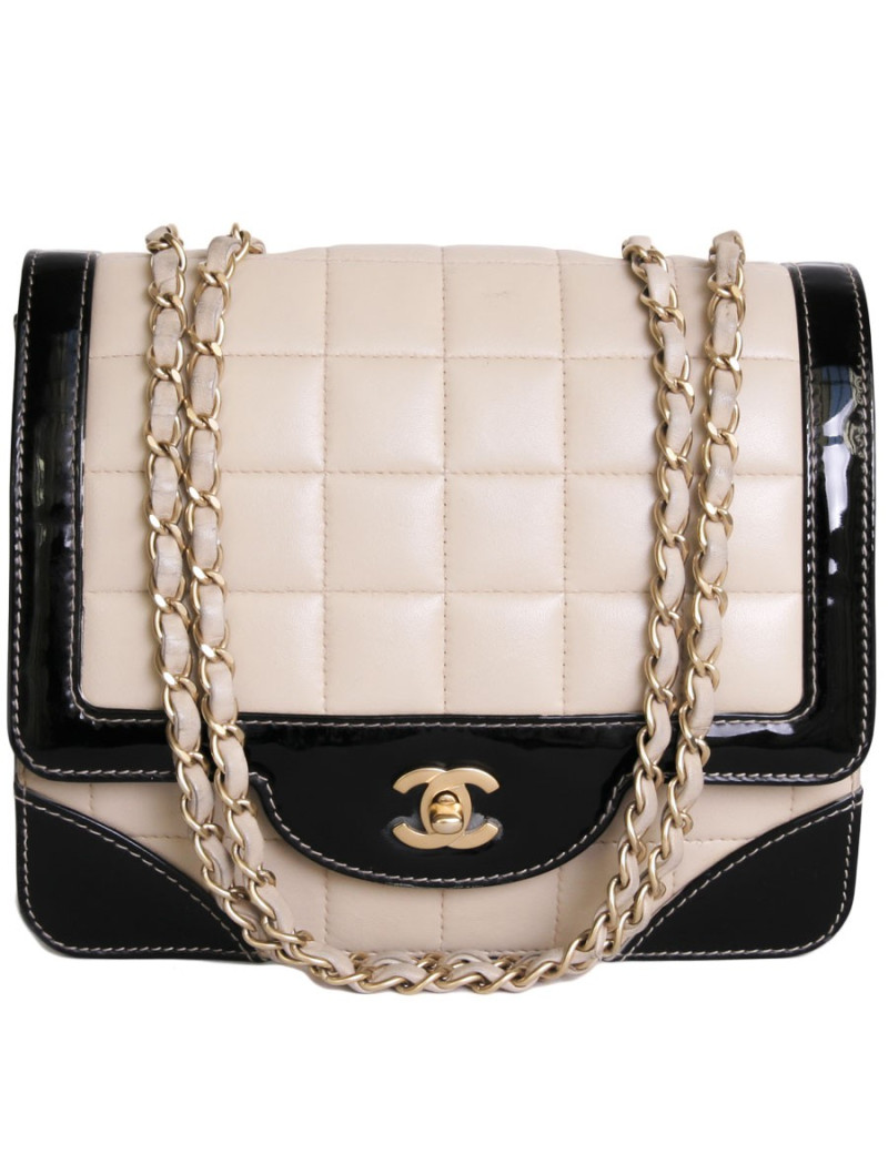 Sac CHANEL en cuir beige et  vernis noir vintage