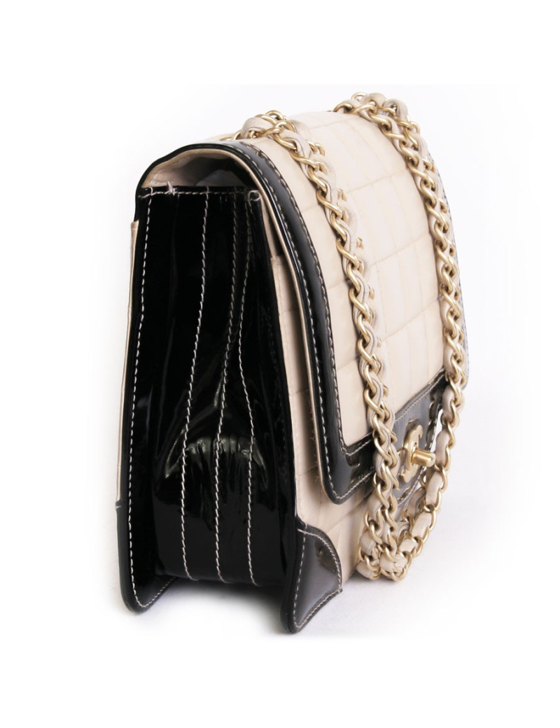 Sac CHANEL en cuir beige et  vernis noir vintage