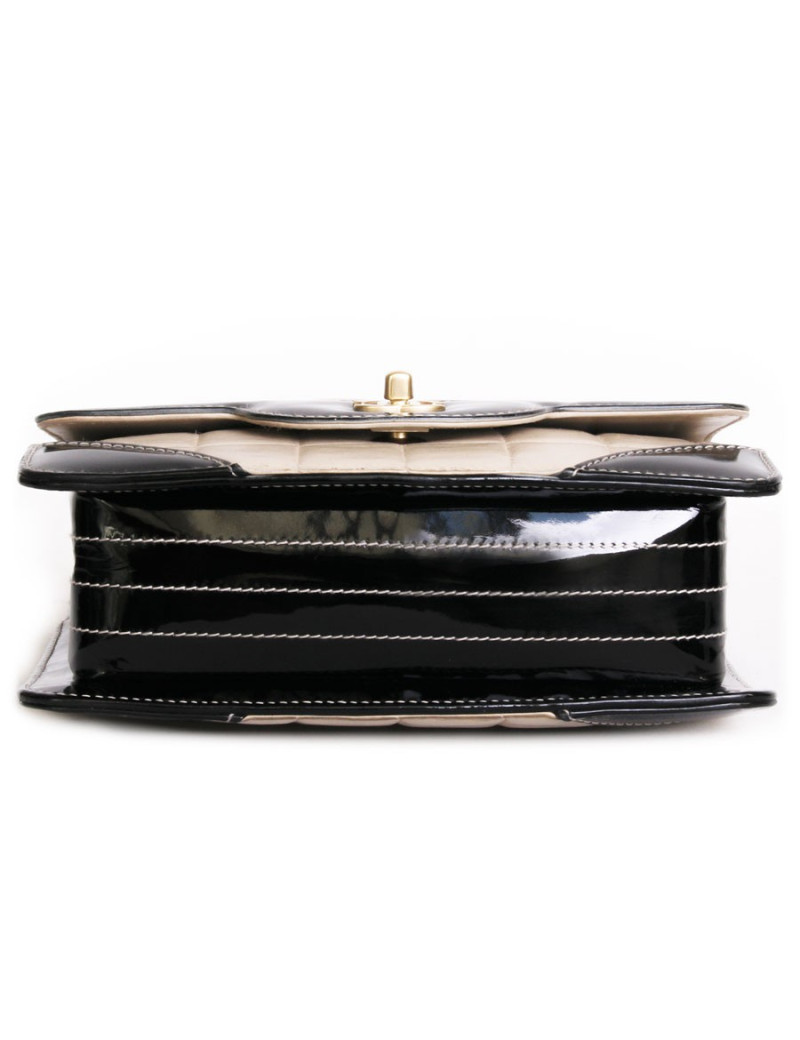 Sac CHANEL en cuir beige et  vernis noir vintage