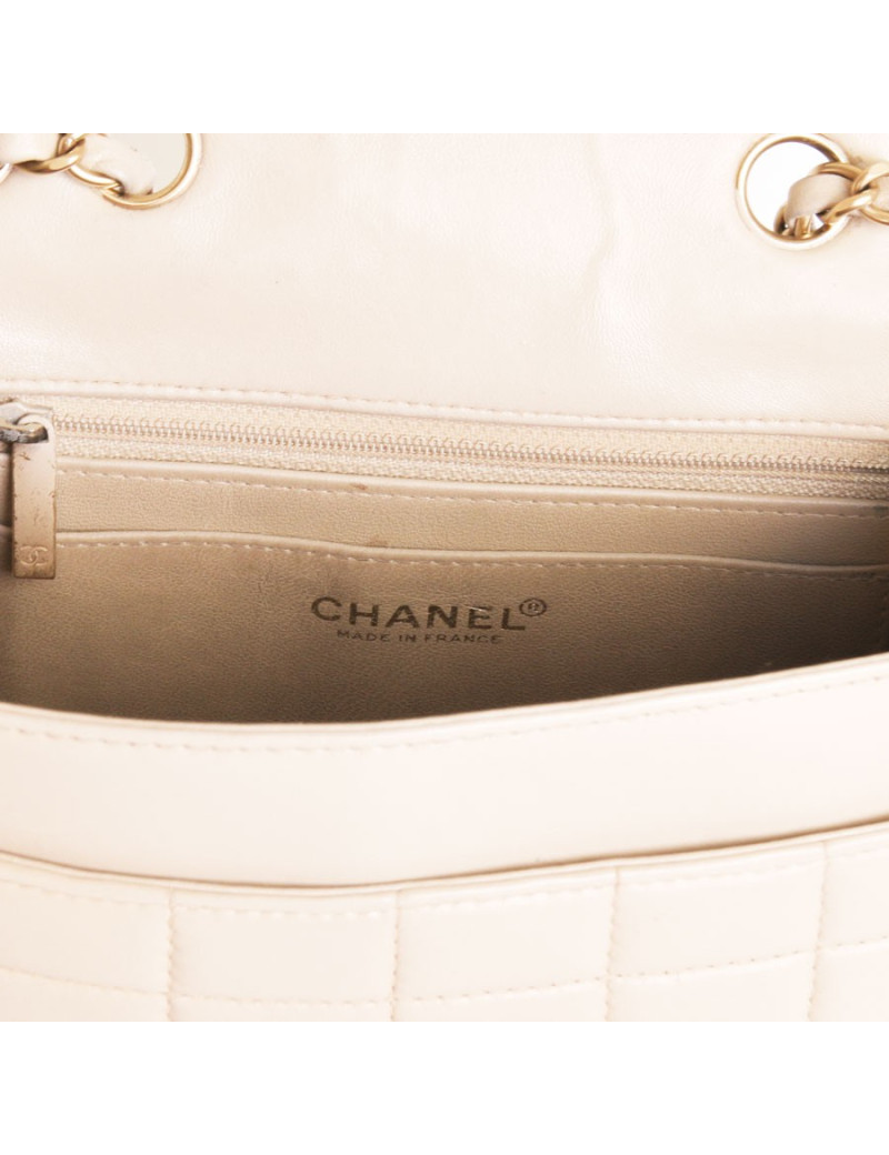 Sac CHANEL en cuir beige et  vernis noir vintage
