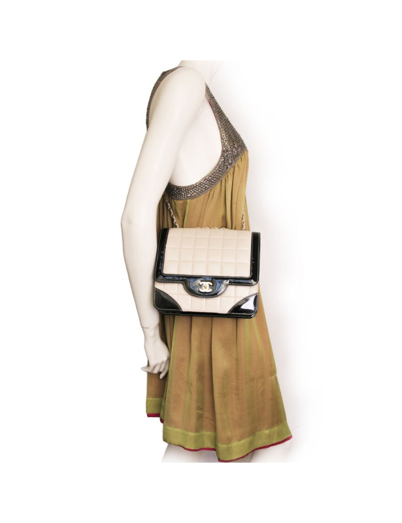 Sac CHANEL en cuir beige et  vernis noir vintage