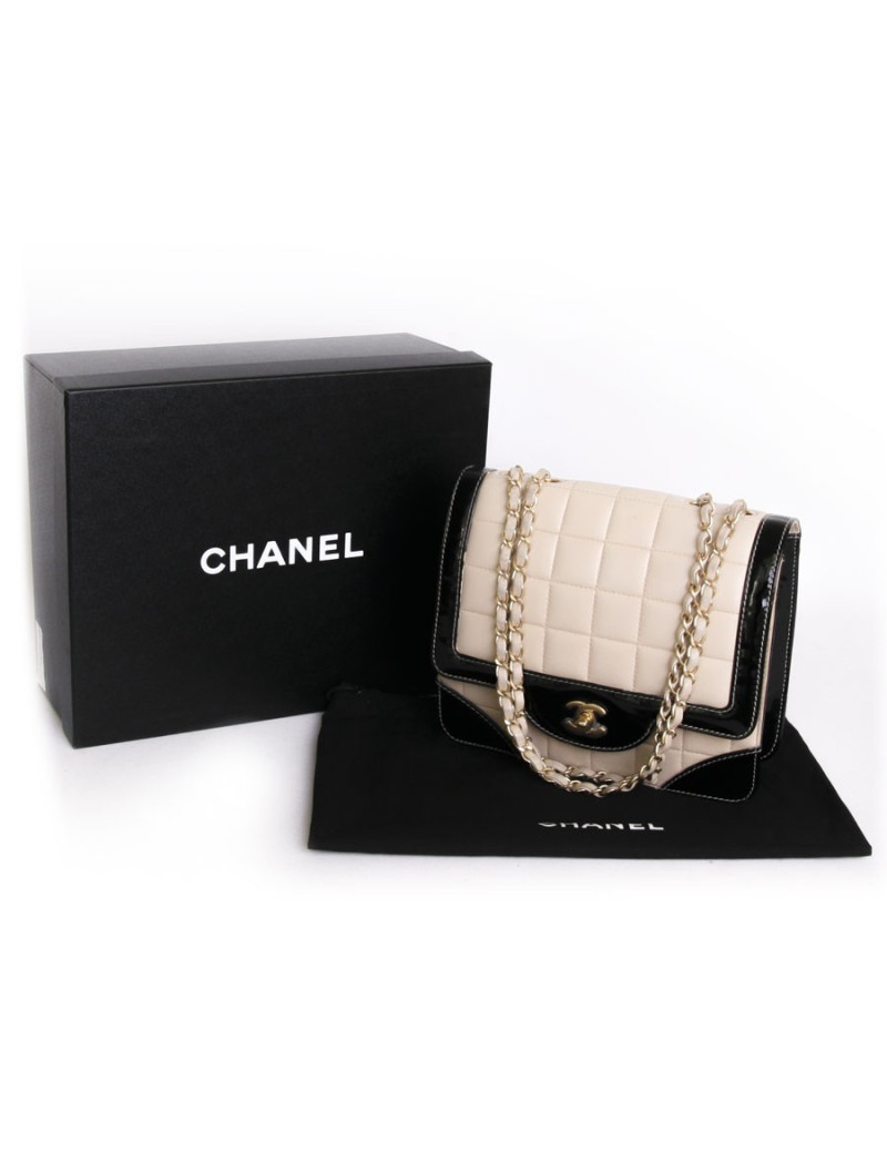 Sac CHANEL en cuir beige et  vernis noir vintage