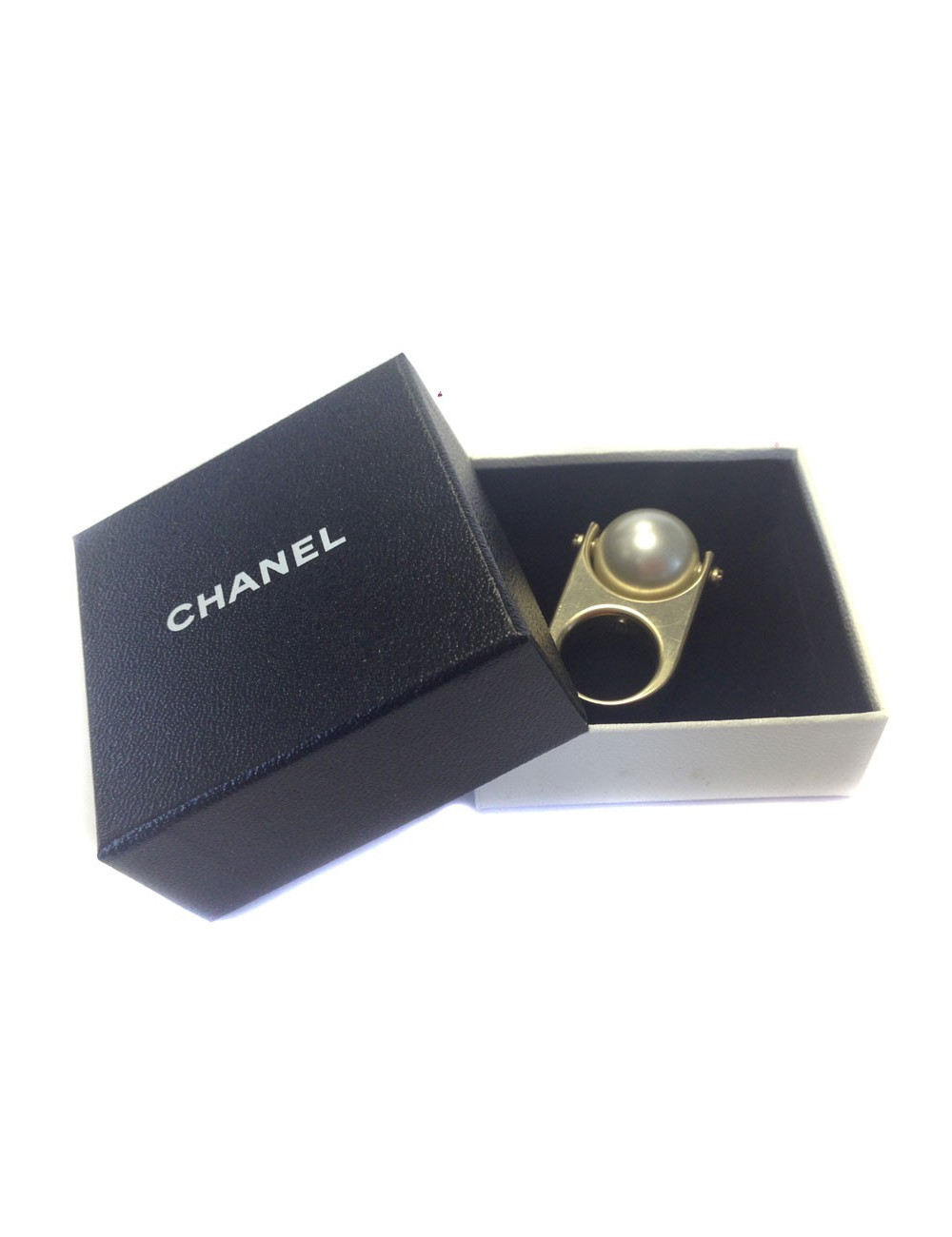 Bague CHANEL doré pâle avec perle nacrée T53
