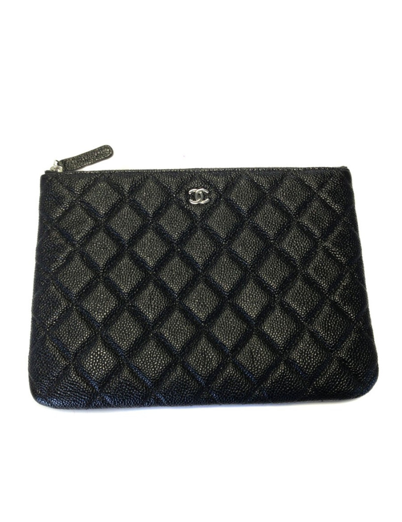 Pochette noire CHANEL en cuir matelassé