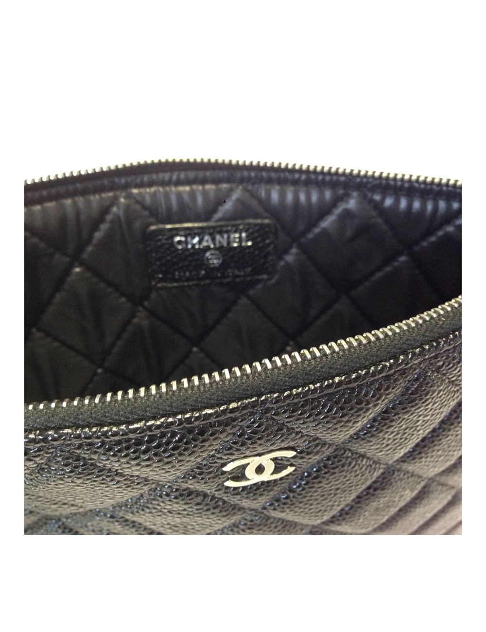 Pochette CHANEL  zippée en cuir caviar matelassé noir
