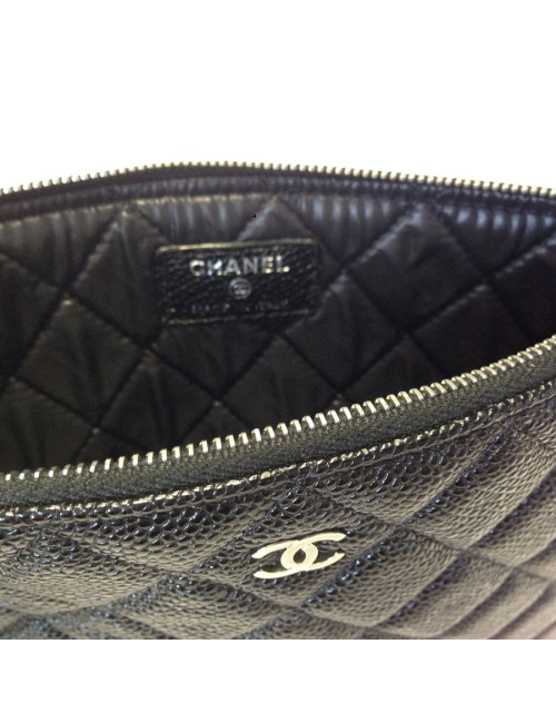 Pochette CHANEL  zippée en cuir caviar matelassé noir