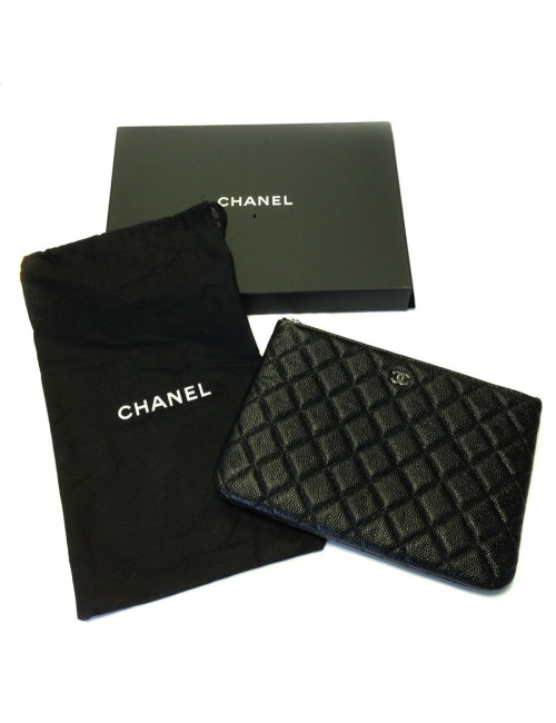 Pochette CHANEL  zippée en cuir caviar matelassé noir