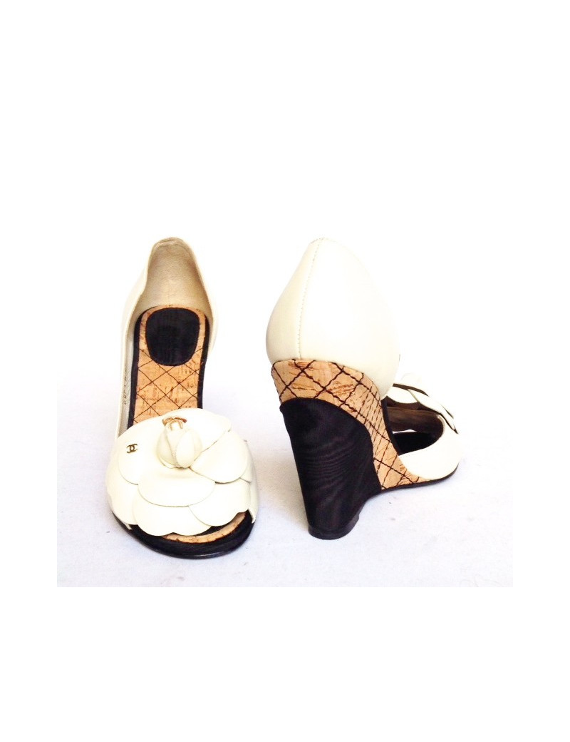 Talons compensés opentoes CHANEL T 38.5 "camélia" en cuir, liège et soie