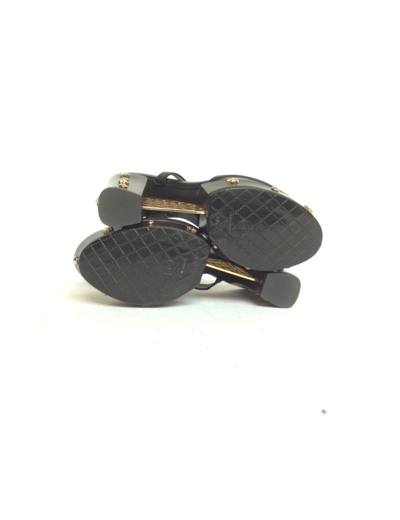 Sandales à plateforme "Grillage" CHANEL en box noir sertie de clous dorés Taille 39.5