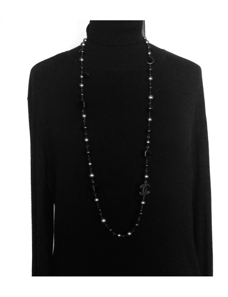 Long sautoir CHANEL en perles  velours , acier et noires