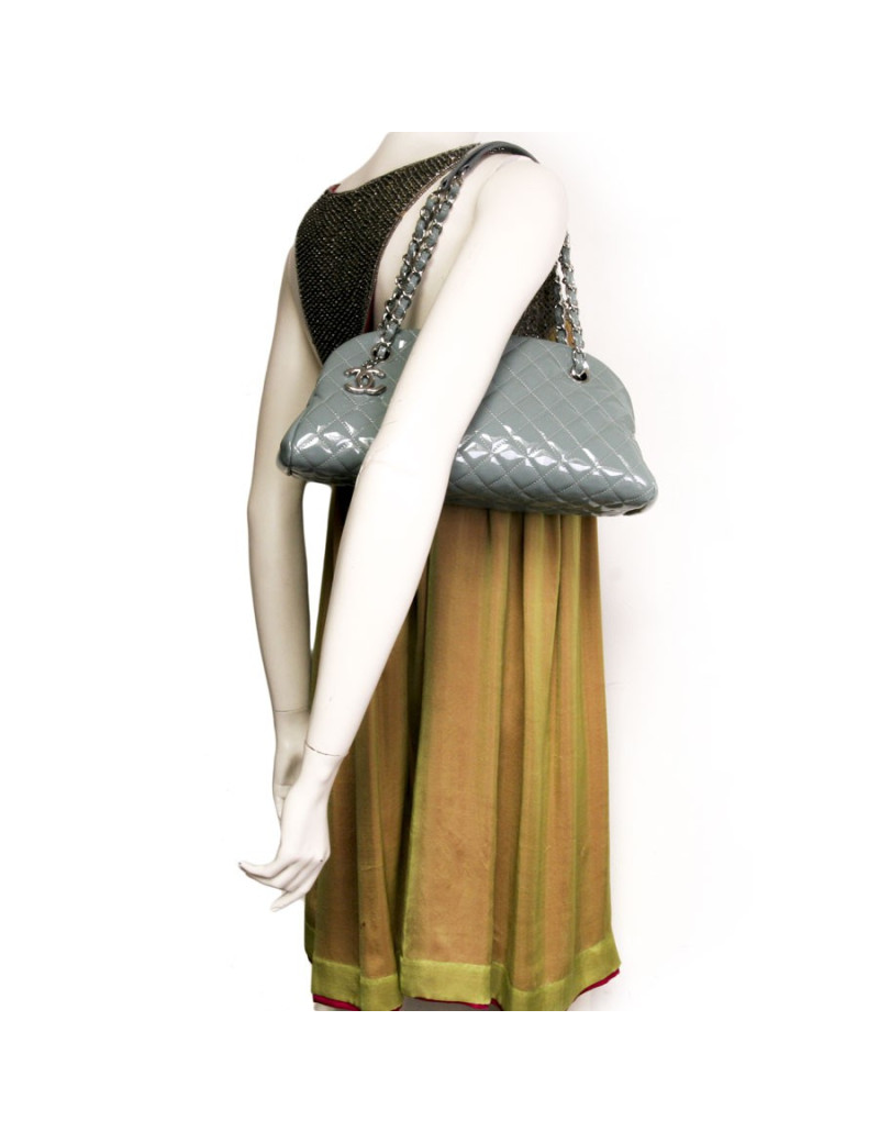 Sac bowling CHANEL en cuir verni vert céladon