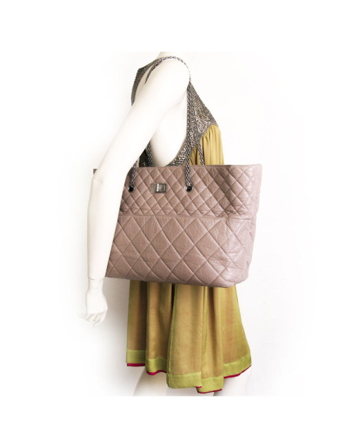 Sac cabas CHANEL en cuir vieilli matelassé  