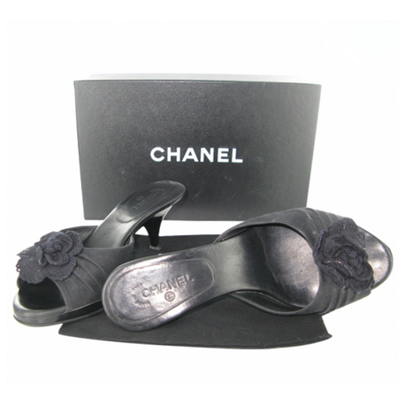 Shoes CHANEL quilted black varnished leather CC - VALOIS VINTAGE PARIS