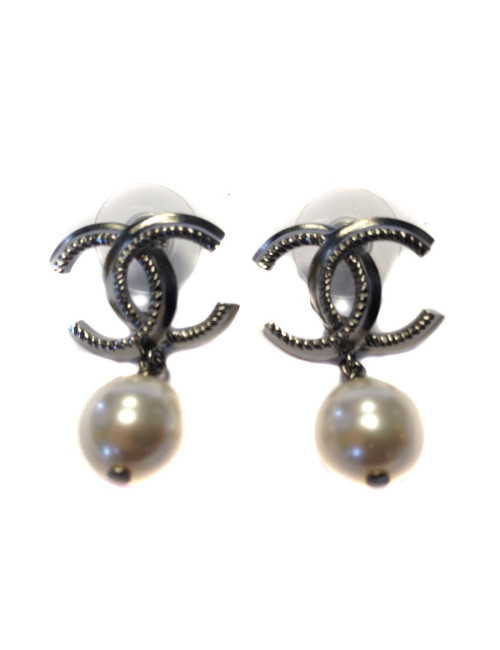 Clous pendants d'oreille Chanel crantés et perles nacrées 
