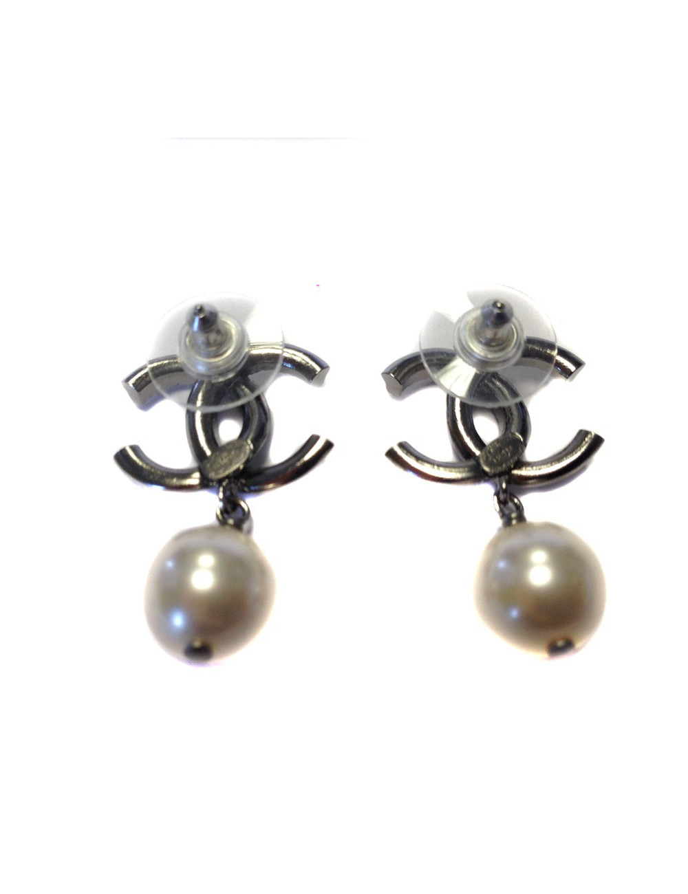 Clous pendants d'oreille Chanel crantés et perles nacrées 