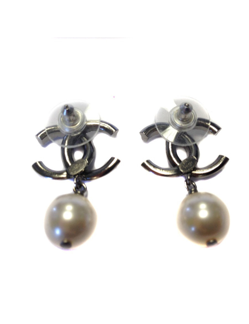 Clous pendants d'oreille Chanel crantés et perles nacrées 