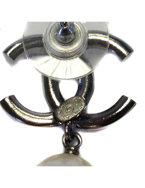 Clous pendants d'oreille Chanel crantés et perles nacrées 