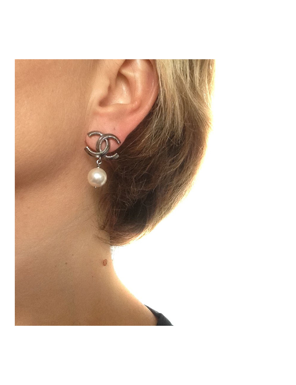 Dangling ear notched Chanel and Pearly beads nails