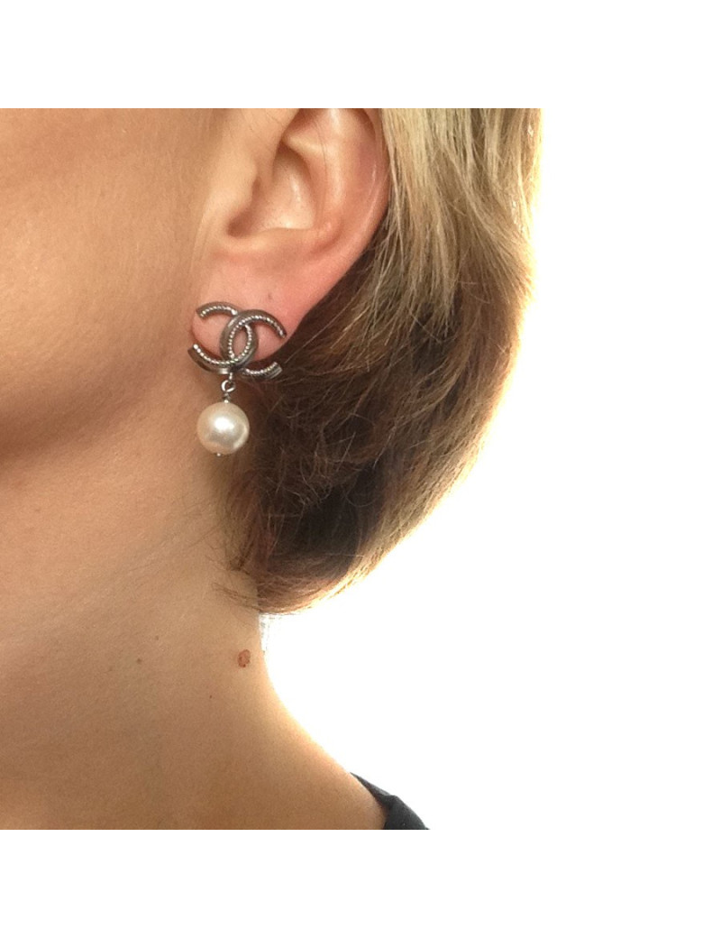Clous pendants d'oreille Chanel crantés et perles nacrées 