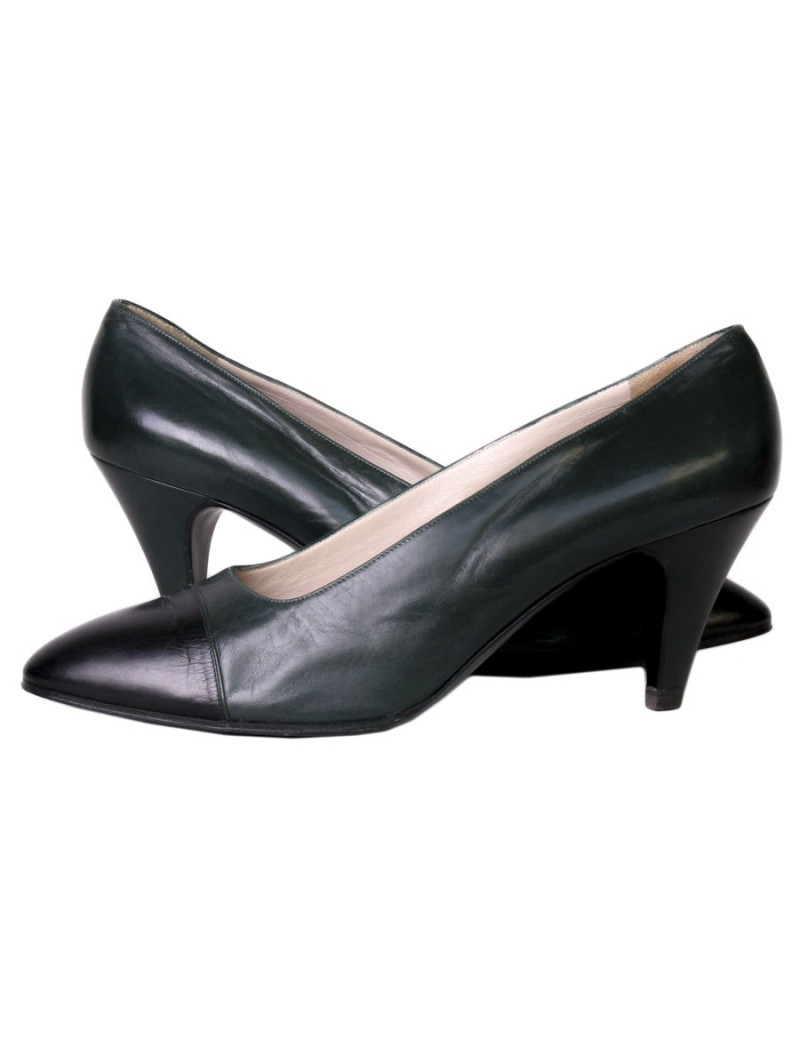 CHANEL T38 two-tone green and black leather Court shoes