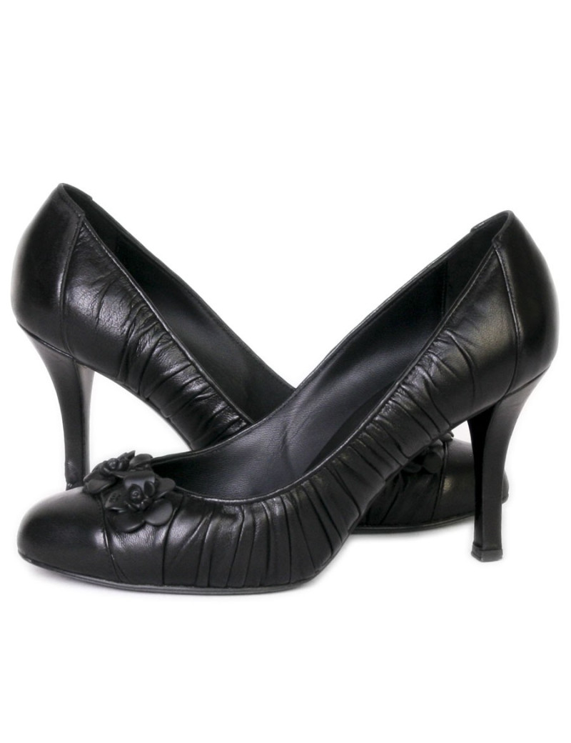 Escarpins CHANEL T 38.5 cuir d'agneau noir avec camélias