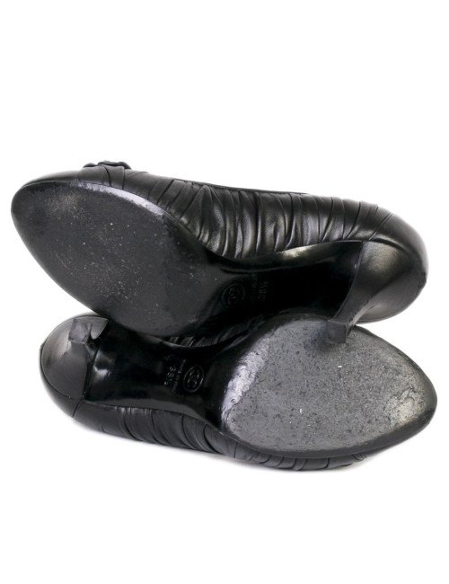 Escarpins CHANEL T 38.5 cuir d'agneau noir avec camélias