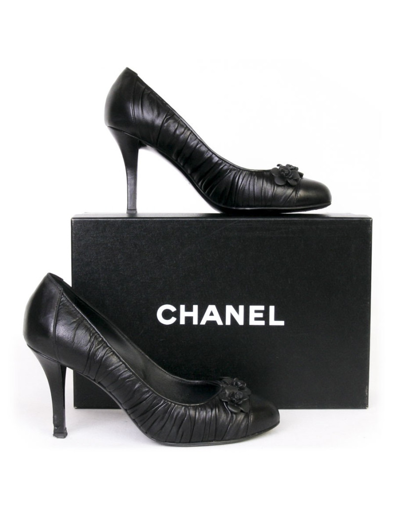 Escarpins CHANEL T 38.5 cuir d'agneau noir avec camélias