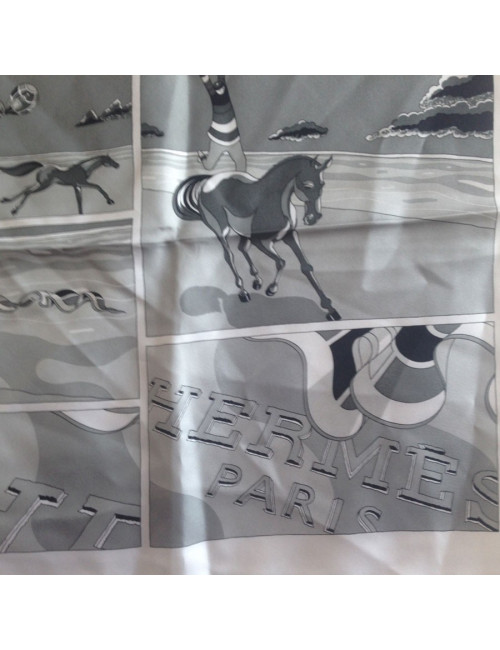 Carré HERMES "Soie Libre" en soie blanche