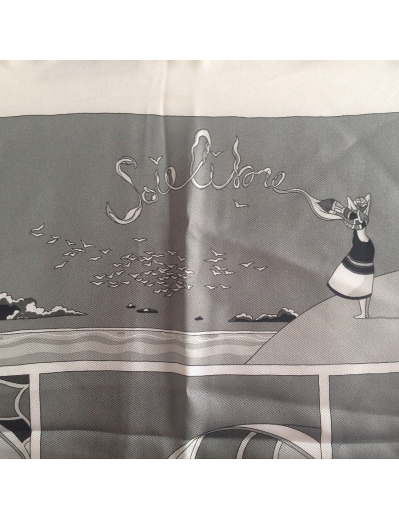 Carré HERMES "Soie Libre" en soie blanche