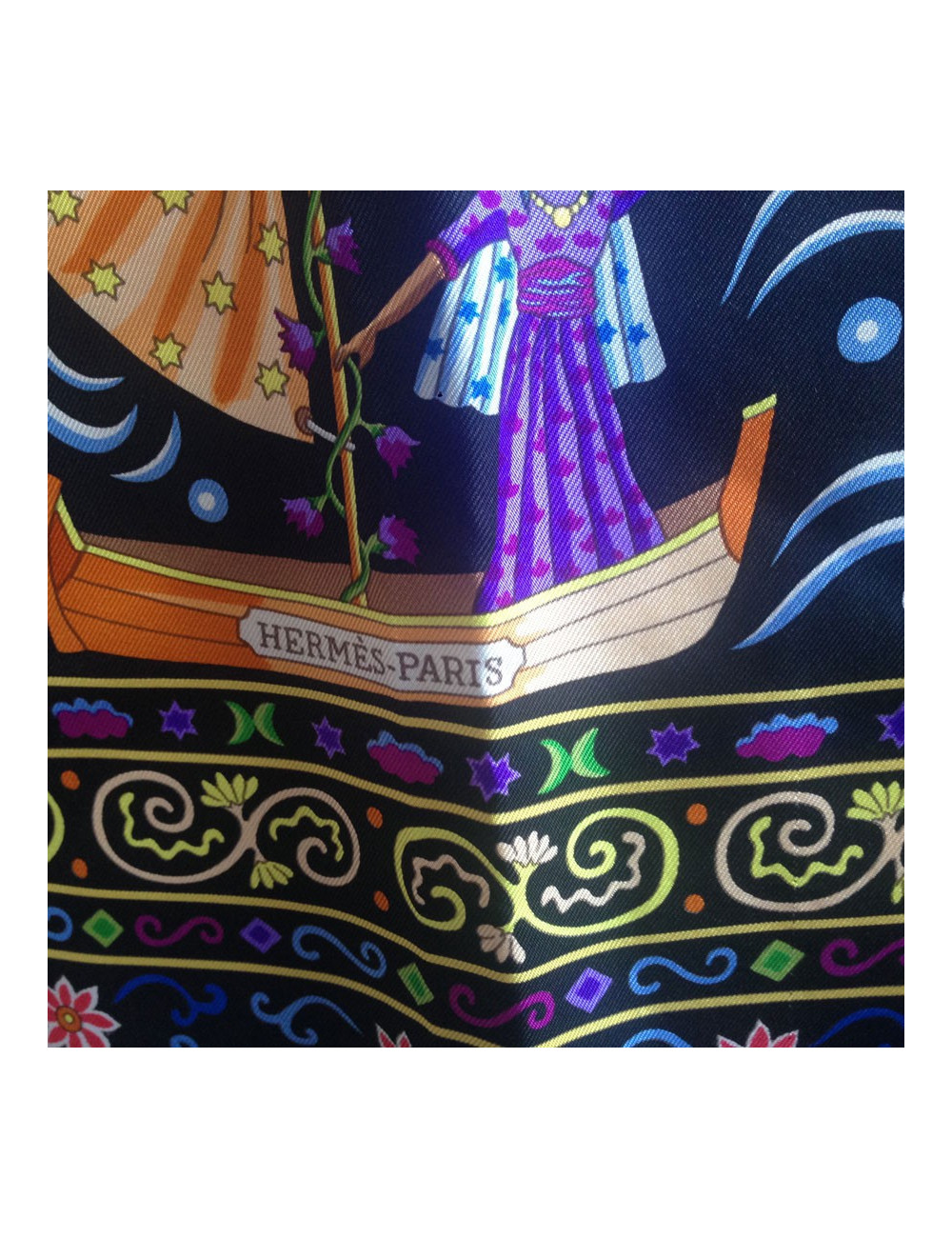 Carré HERMES "Peuple du vent" en soie noire