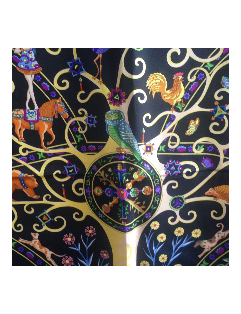 Carré HERMES "Peuple du vent" en soie noire