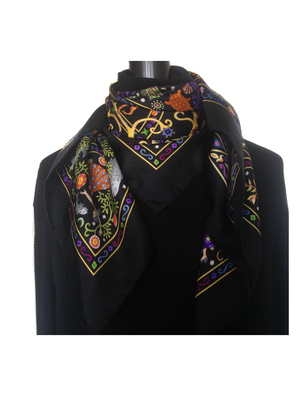 Carré HERMES "Peuple du vent" en soie noire
