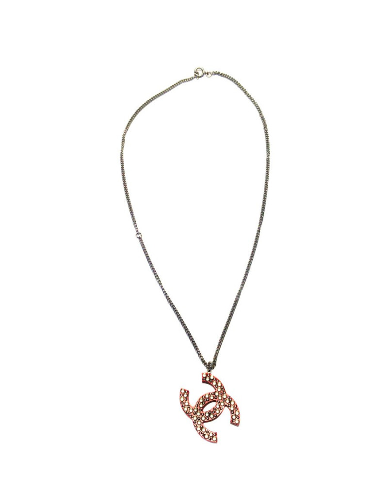 Collier CHANEL pendentif CC rouge en plexi clouté