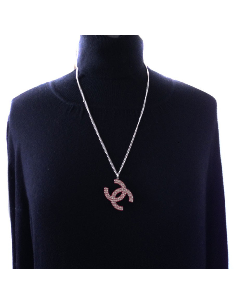 Collier CHANEL pendentif CC rouge en plexi clouté