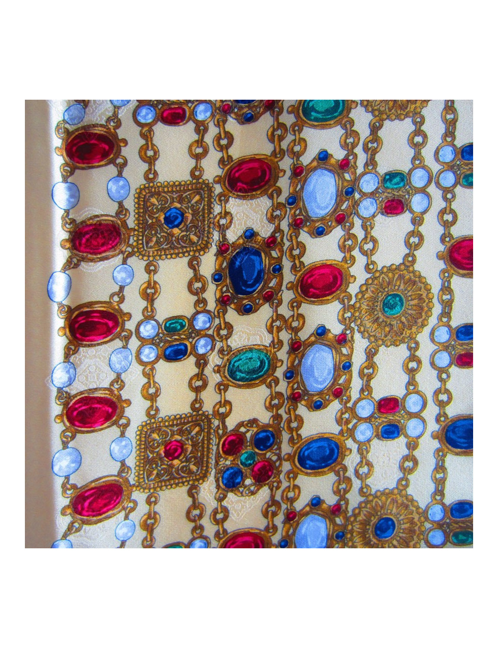 Square CHANEL silk heavy jewelry on substantive grounds gold