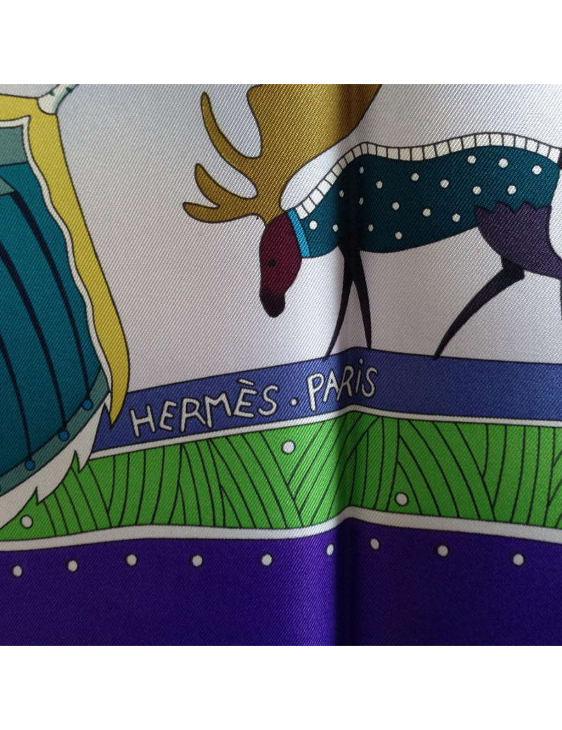 Carré HERMES " La vie du Grand Nord" en soie violet