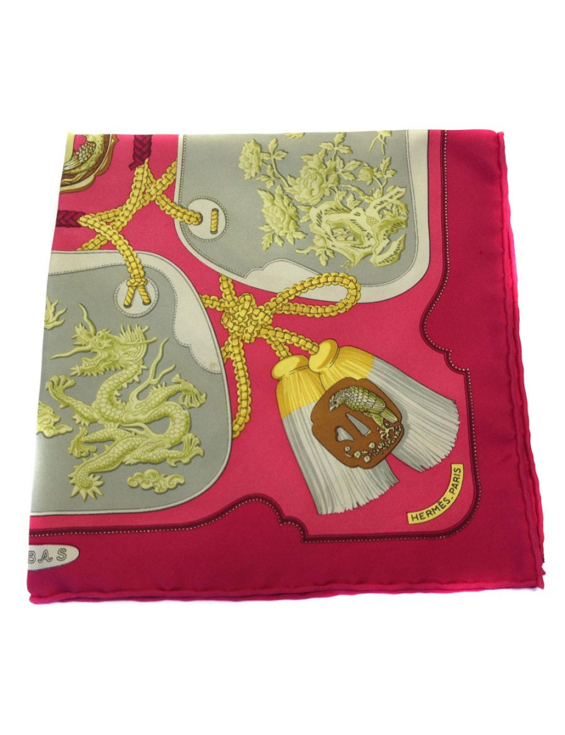 Carré HERMES "Tsubas" en soie rose