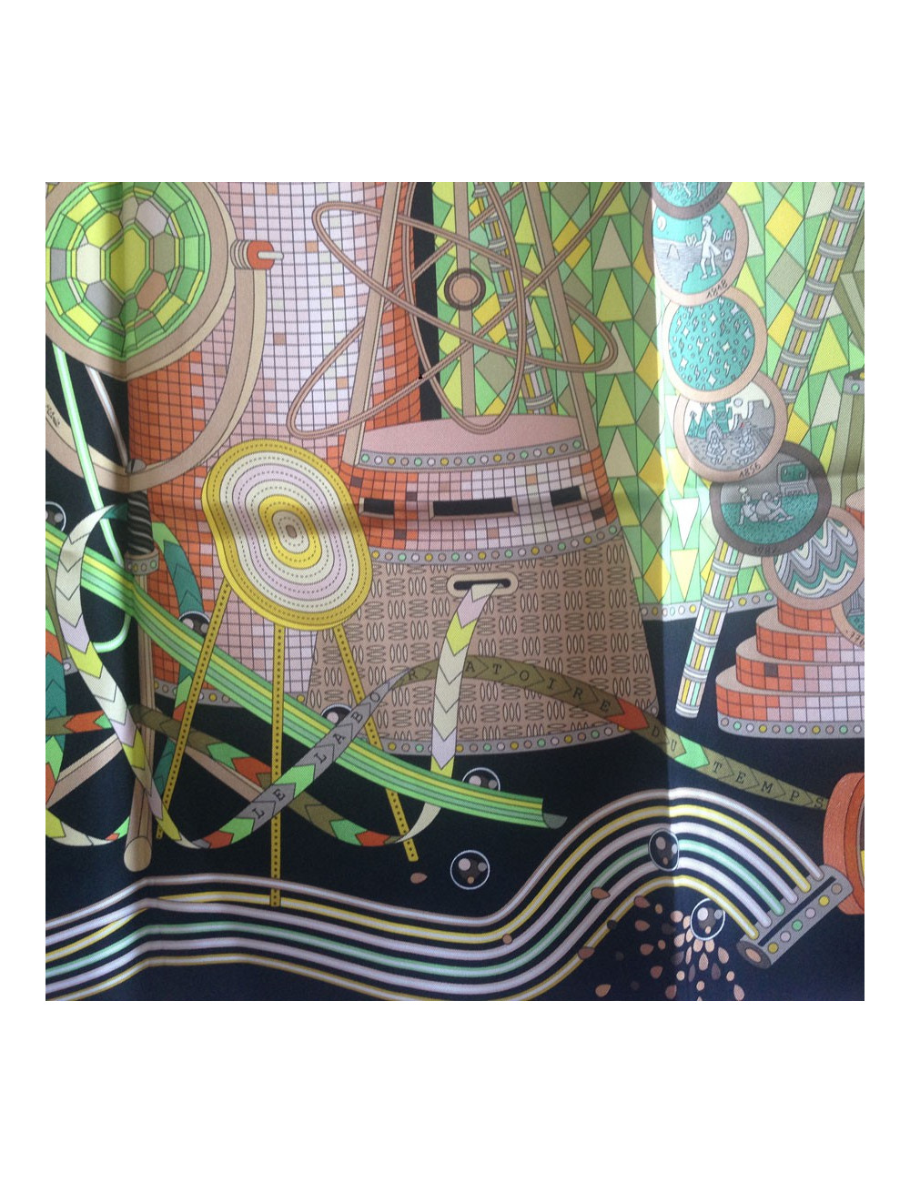 Carré HERMES "Le Laboratoire Du Temps" en soie multicolore