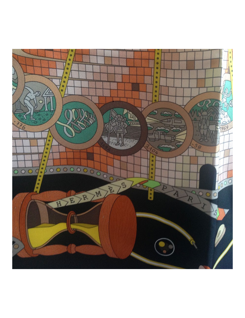 Carré HERMES "Le Laboratoire Du Temps" en soie multicolore