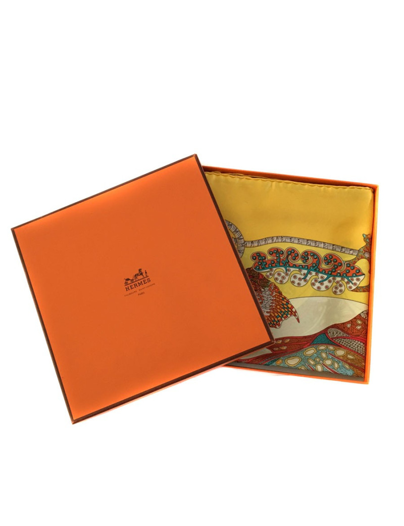 Carré HERMES "Grands Fonds" en soie jaune