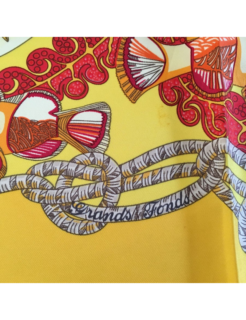 Carré HERMES "Grands Fonds" en soie jaune