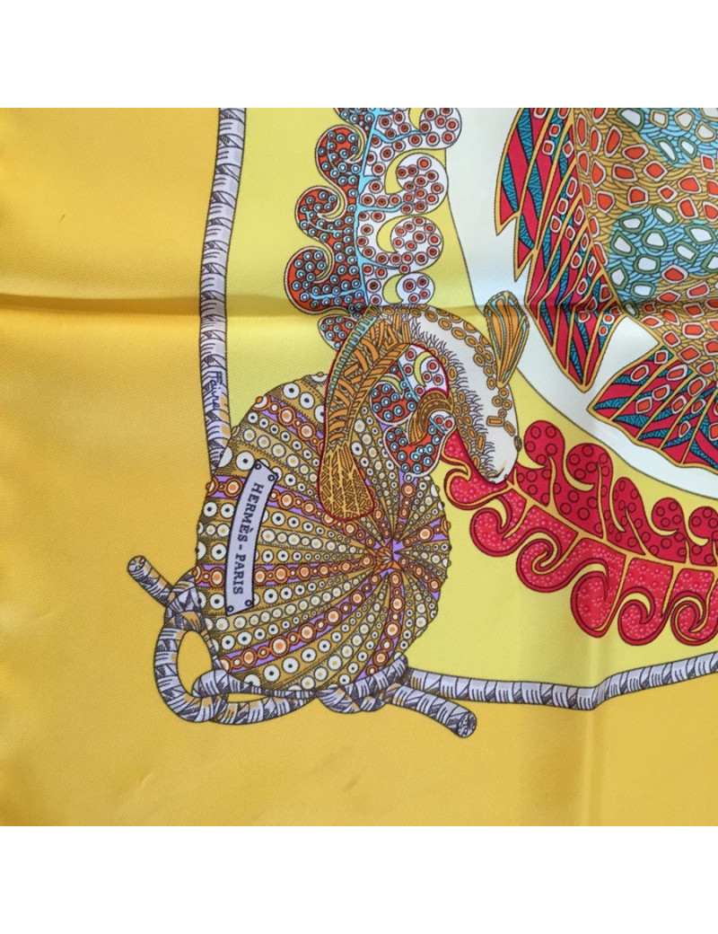 Carré HERMES "Grands Fonds" en soie jaune