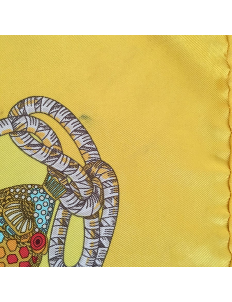 Carré HERMES "Grands Fonds" en soie jaune