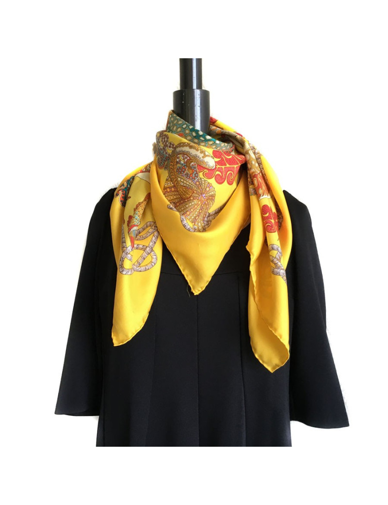 Carré HERMES "Grands Fonds" en soie jaune