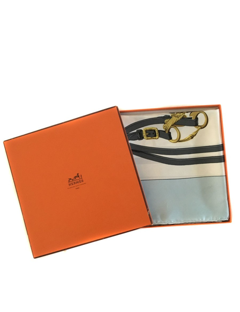 Carré HERMES "Brides de Gala" en soie bleu ciel et blanc