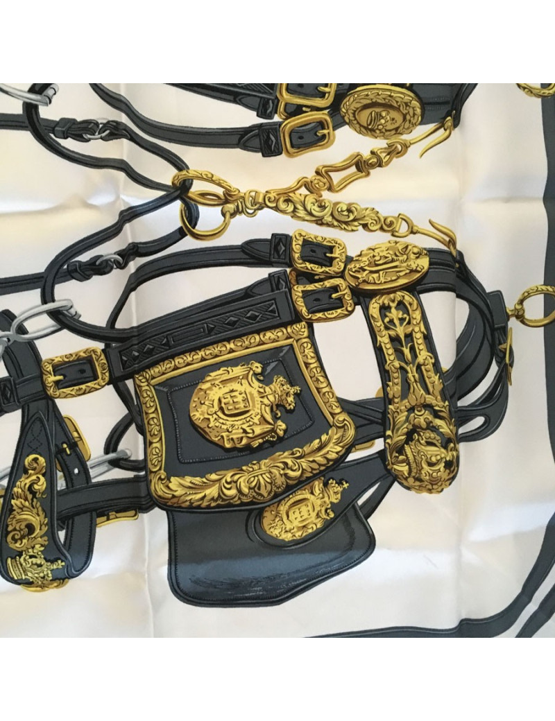 Carré HERMES "Brides de Gala" en soie bleu ciel et blanc