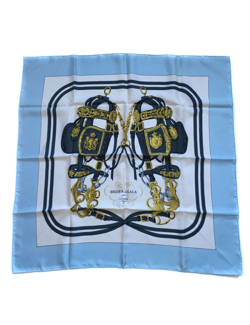 Carré HERMES "Brides de Gala" en soie bleu ciel et blanc